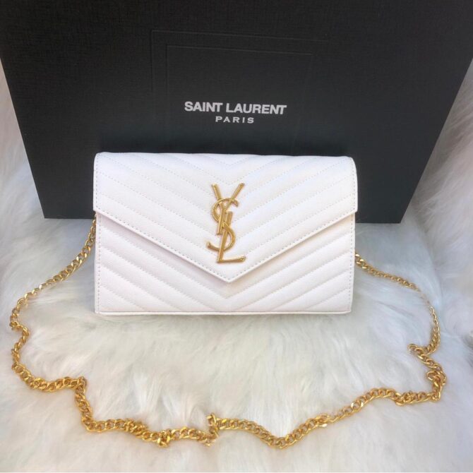 Saint Laurent
Clutch matelassê com alça de corrente e detalhe monogramado - Image 3