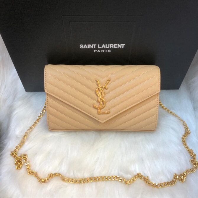 Saint Laurent
Clutch matelassê com alça de corrente e detalhe monogramado - Image 4