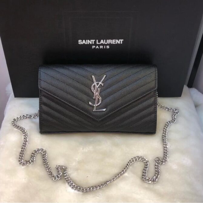 Saint Laurent
Clutch matelassê com alça de corrente e detalhe monogramado - Image 2