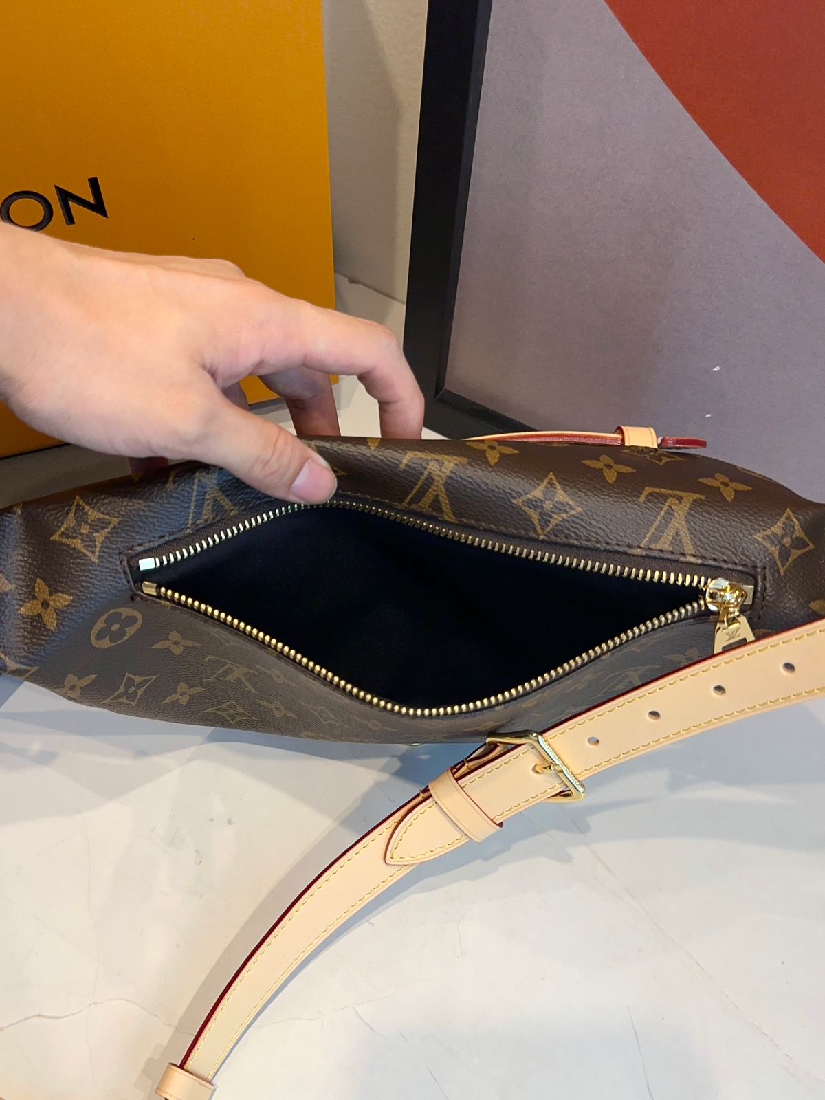 Pochete Louis Vuitton Bumbag - Imagem 6
