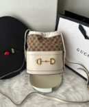 Bolsa Gucci Horsebit 1955 Bucket Monogram - Bege/Branco