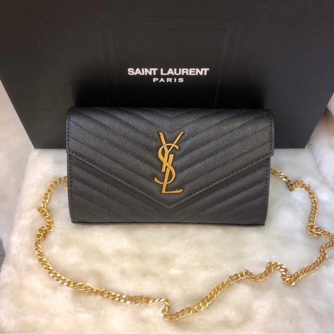 Saint Laurent
Clutch matelassê com alça de corrente e detalhe monogramado