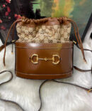 Bolsa Gucci Horsebit 1955 Bucket Monogram - Bege/Marrom