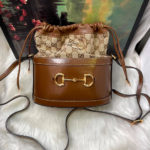 Bolsa Gucci Horsebit 1955 Bucket Monogram - Bege/Marrom