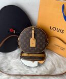 Bolsa Louis Vuitton Boite Chapeau Souple MM - Marrom/Bege