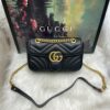 Bolsa Gucci Marmont Matelassê MM - Preto/Dourado