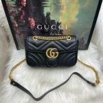Bolsa Gucci Marmont Matelassê MM - Preto/Dourado