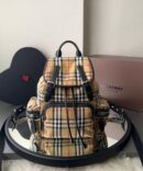 Mochila Burberry Rucksack Xadrez - Bege/Preto