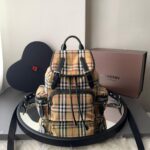 Mochila Burberry Rucksack Xadrez - Bege/Preto