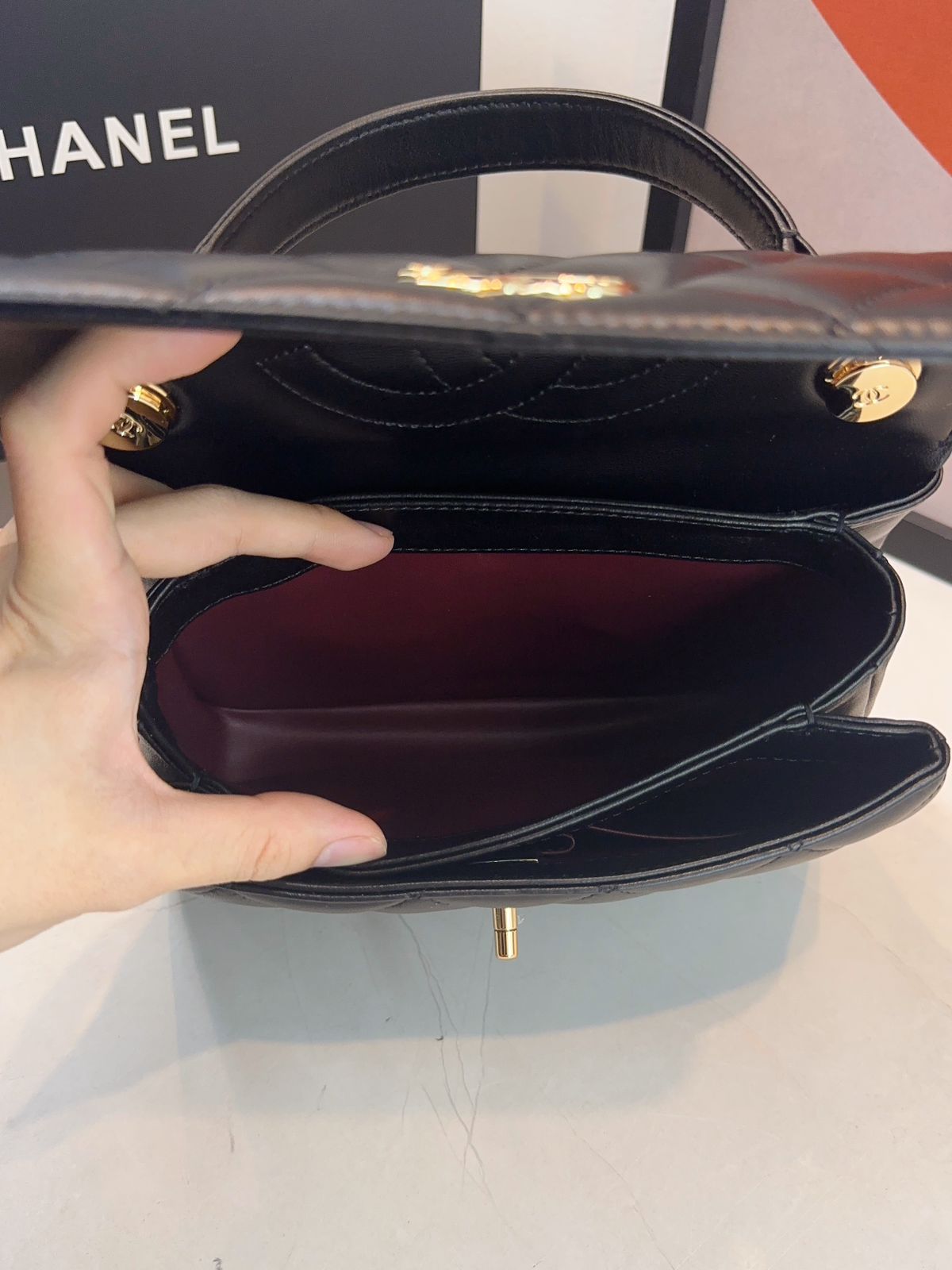 Bolsa Chanel Matelassê com Aba - Imagem 11