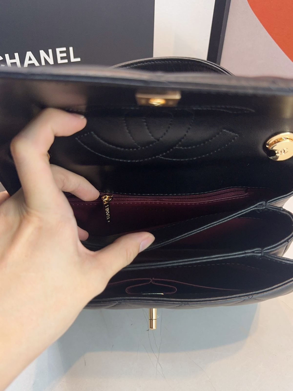 Bolsa Chanel Matelassê com Aba - Imagem 12