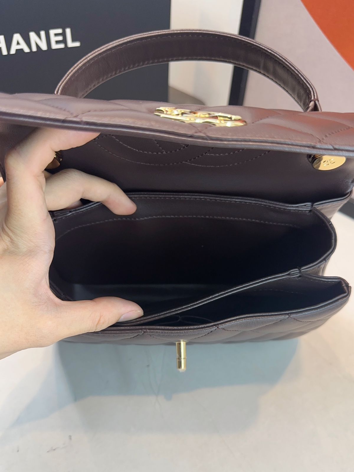 Bolsa Chanel Matelassê com Aba - Imagem 21