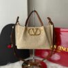 Bolsa Valentino Garavani Vlogo Summer Ráfia Media - Bege/Marrom