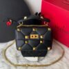 Bolsa Valentino Roman Stud Nappa - Preto/Dourado