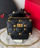 Bolsa Valentino Roman Stud Nappa - Preto/Dourado