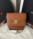 Bolsa Celine Classic Triomphe - Caramelo/Dorado