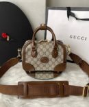 Bolsa Gucci Duffle P Interlocking - bege/Marrom