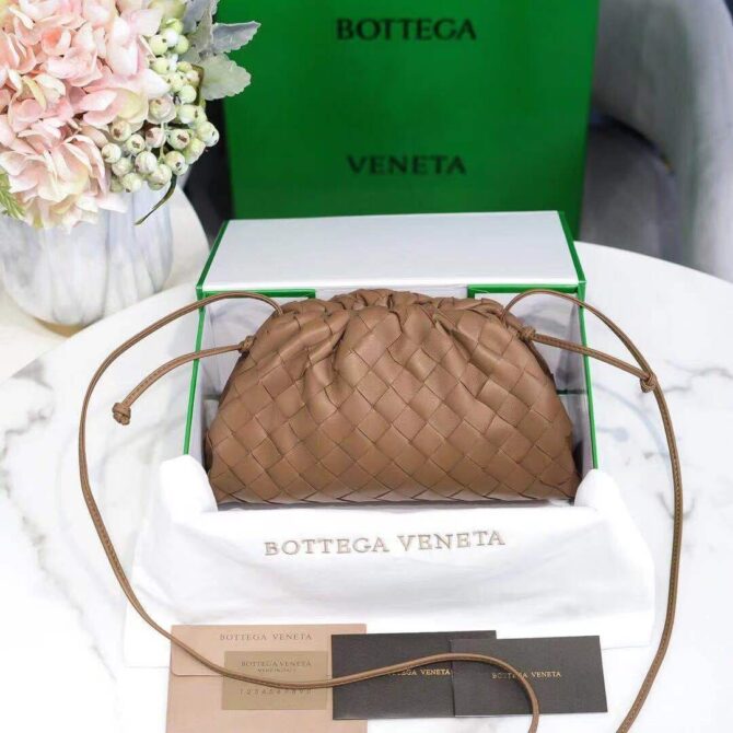 Bolsa Bottega Veneta Intercciato Pouch - Imagem 17