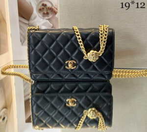 Bolsa Chanel em Couro Metalassê - Preta