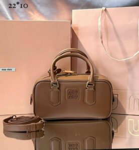 Bolsa Miu Miu Arcadie em Couro - Marrom