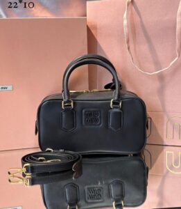 Bolsa Miu Miu Arcadie em Couro - Preto