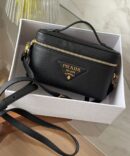 Bolsa Prada Mini em Couro - Preto/Dourado