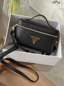 Bolsa Prada Mini em Couro - Preto/Dourado