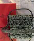 Bolsa Valentino Locò Pequena Monogram