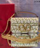 Bolsa Valentino Locò Pequena Monogram