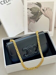 Bolsa Celine Triomphe em Couro - Preto/Dourado