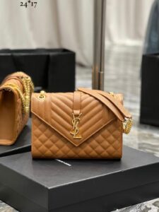 Bolsa Saint Laurent Envelope Grain de Poudre Media - Marrom/Dourado