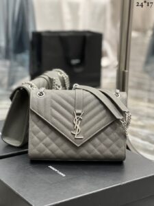 Bolsa Saint Laurent Envelope Grain de Poudre Media - Cinza/Prata