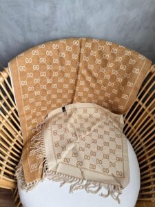 Manta Gucci Xadrez Monogram Dupla Face-Bege/Caramelo
