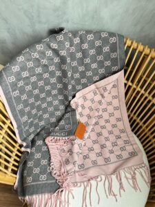 Manta Gucci Xadrez Monogram Dupla Face-Cinza/Rosa