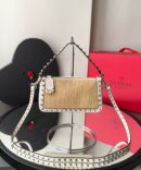 Bolsa Valentino Rockstud em Ráfia - Bege/Branco