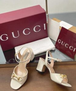 Sandália Gucci com Salto em Couro - Bege