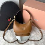 Bolsa Miu Miu Hobo em Couro - Caramelo