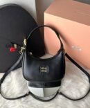 Bolsa Miu Miu Hobo em Couro - Preto