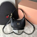 Bolsa Miu Miu Hobo em Couro - Preto