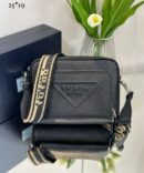 Bolsa Prada Saffiano Retangular em Couro - Preto