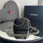 Bolsa Chanel Pochette Mini - Preto/Prata