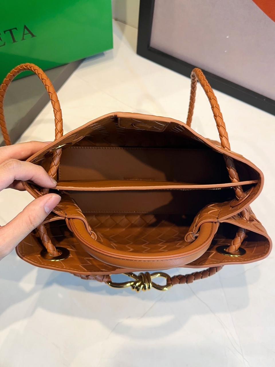 Bolsa Bottega Veneta Andiamo Pequena - Imagem 23