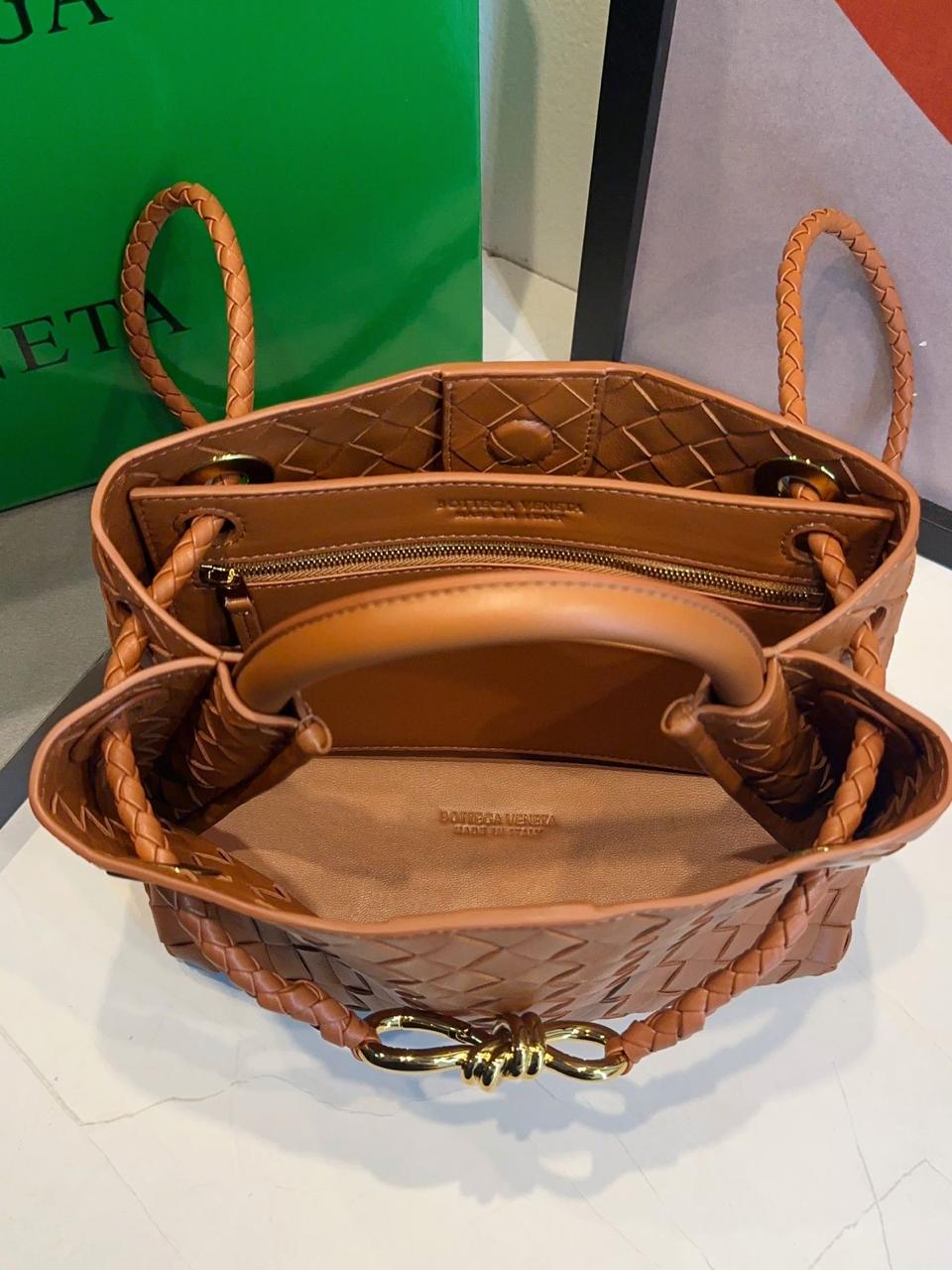 Bolsa Bottega Veneta Andiamo Pequena - Imagem 24