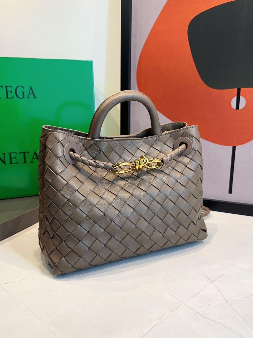 Bolsa Bottega Veneta Andiamo Pequena - Imagem 28