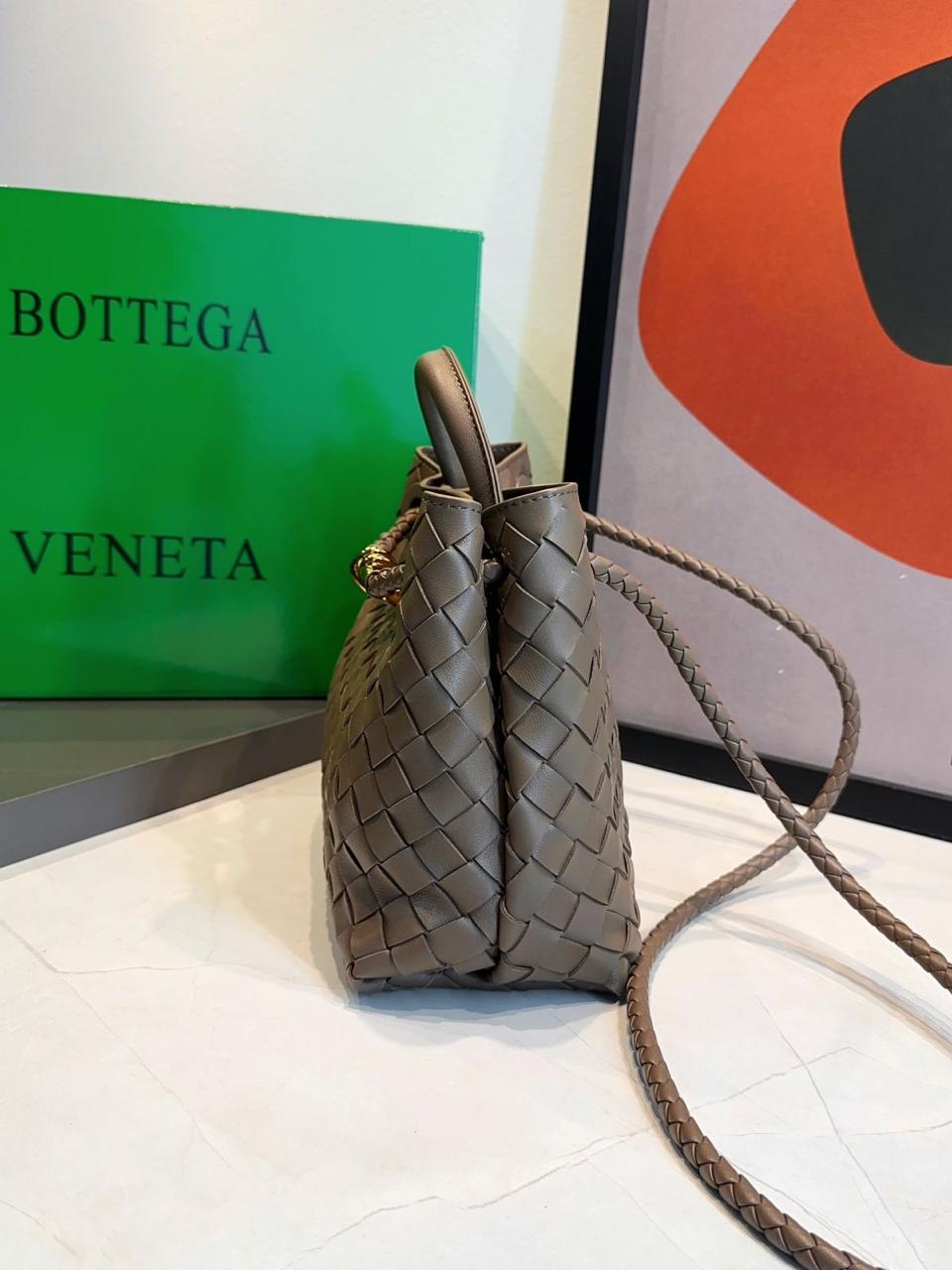 Bolsa Bottega Veneta Andiamo Pequena - Imagem 31