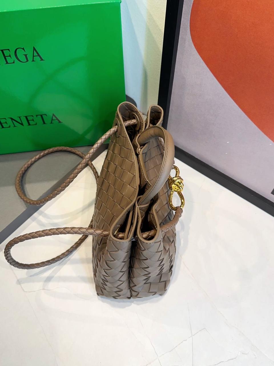 Bolsa Bottega Veneta Andiamo Pequena - Imagem 32