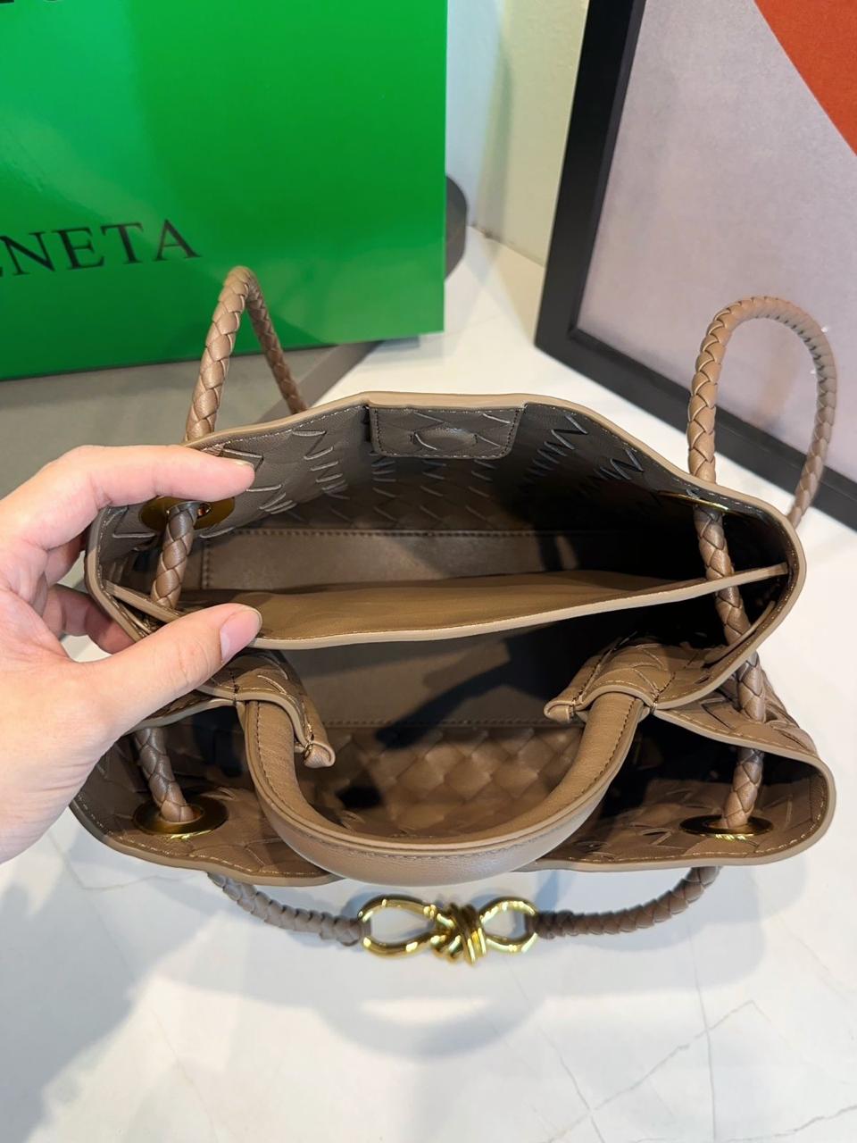 Bolsa Bottega Veneta Andiamo Pequena - Imagem 34