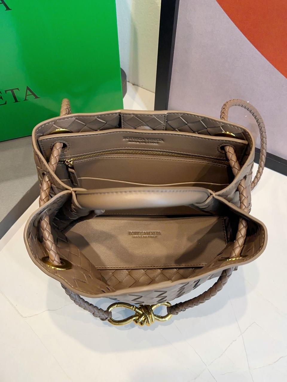 Bolsa Bottega Veneta Andiamo Pequena - Imagem 35