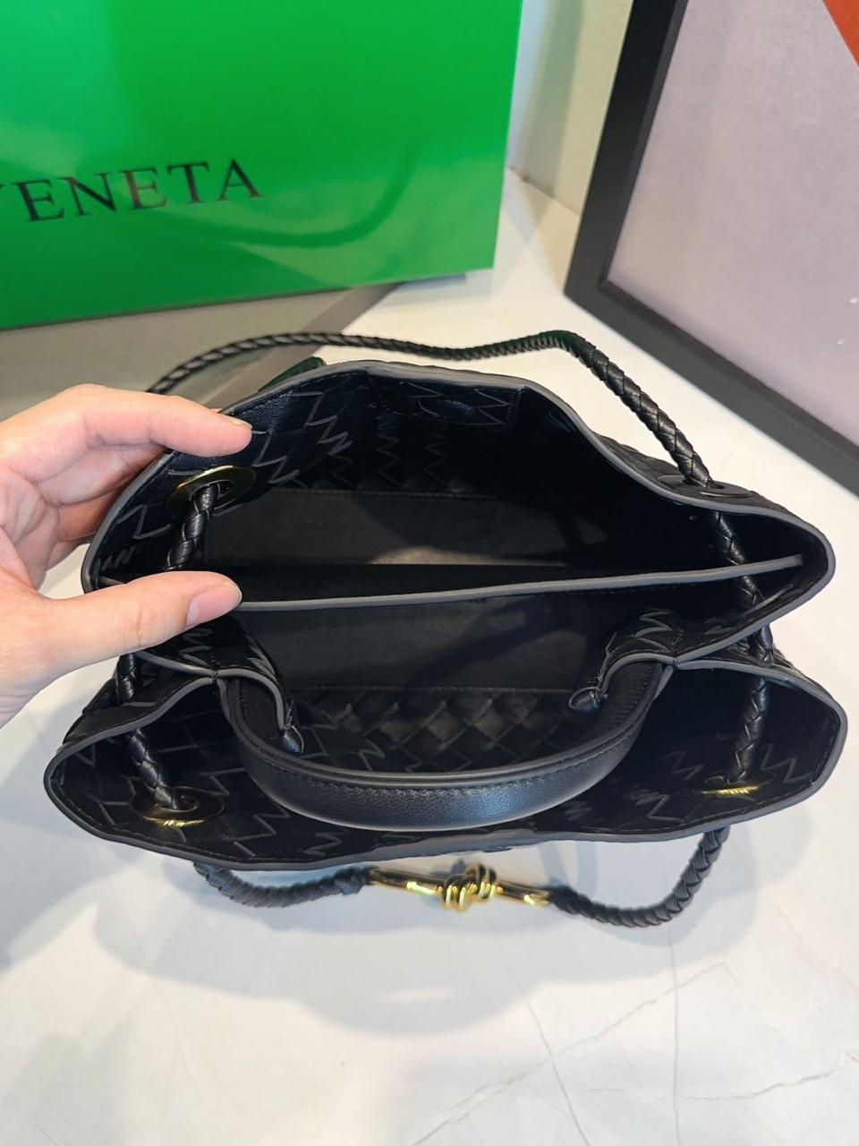 Bolsa Bottega Veneta Andiamo Pequena - Imagem 45