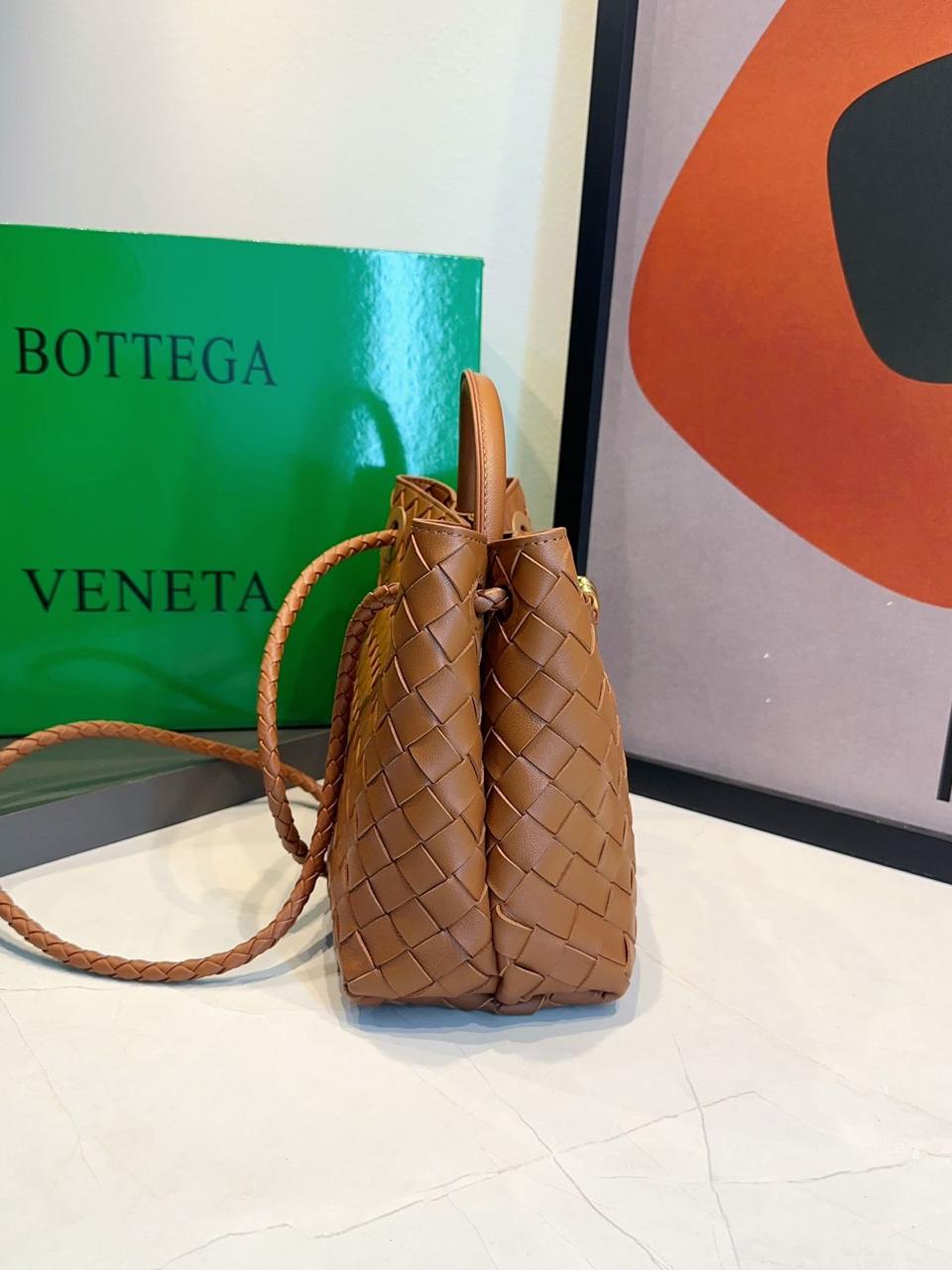 Bolsa Bottega Veneta Andiamo Pequena - Imagem 18